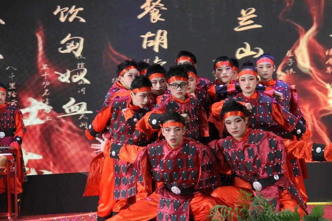 郭沫若死后,妻子在遗物中发现一张照片,不久便悬梁自尽,为什么